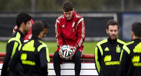 كاسياس يهنيء نافاس على خوض أول مباراة في سانتياجو برنابيو